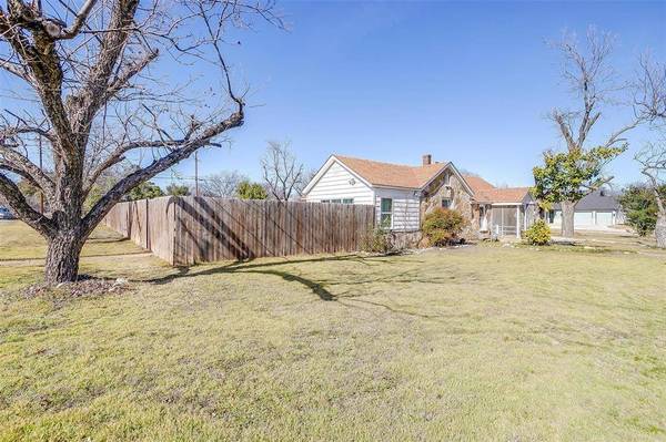1102 N Buffalo Avenue, Cleburne, TX 76033