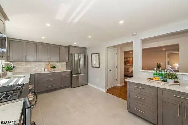 6 Spring Ln, West Caldwell Twp., NJ 07006