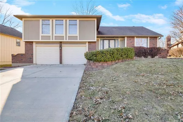 1320 Hilltop DR, Blue Springs, MO 64014