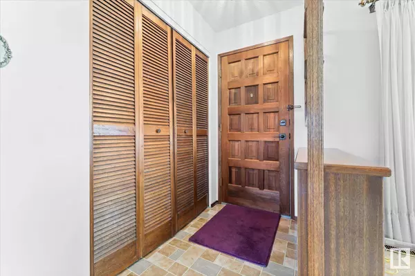 9308 150 AV NW, Edmonton, AB T5E 2N8