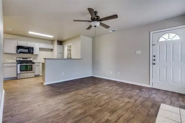 2804 Sunset Strip Avenue, Glenn Heights, TX 75154