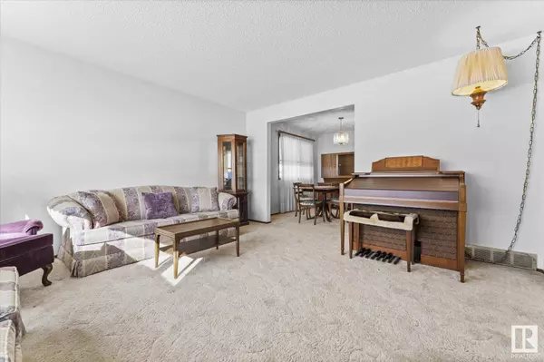 9308 150 AV NW, Edmonton, AB T5E 2N8