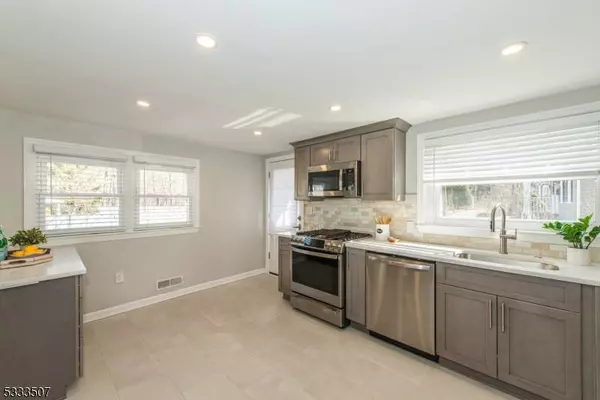 6 Spring Ln, West Caldwell Twp., NJ 07006