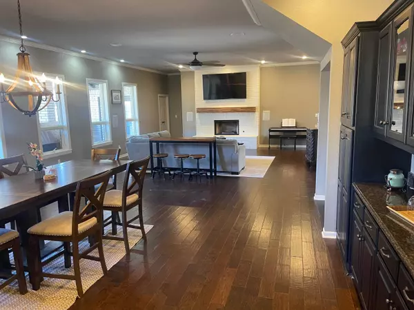 2904 Oak Leaf Cir, Enid, OK 73703-2335