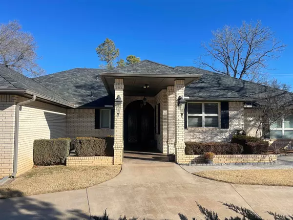 2904 Oak Leaf Cir, Enid, OK 73703-2335