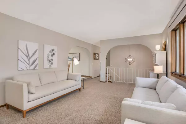 542 Tomlyn AVE, Shoreview, MN 55126