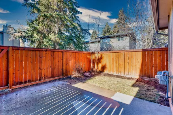 10030 Oakmoor WAY SW #22, Calgary, AB T2V 4S8