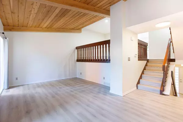 10030 Oakmoor WAY SW #22, Calgary, AB T2V 4S8