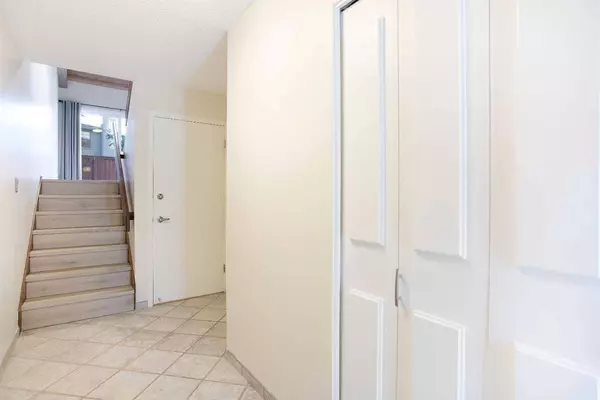 10030 Oakmoor WAY SW #22, Calgary, AB T2V 4S8