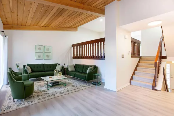 10030 Oakmoor WAY SW #22, Calgary, AB T2V 4S8