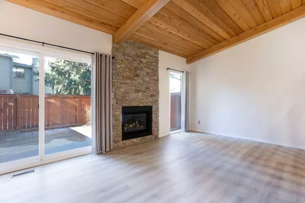 10030 Oakmoor WAY SW #22, Calgary, AB T2V 4S8