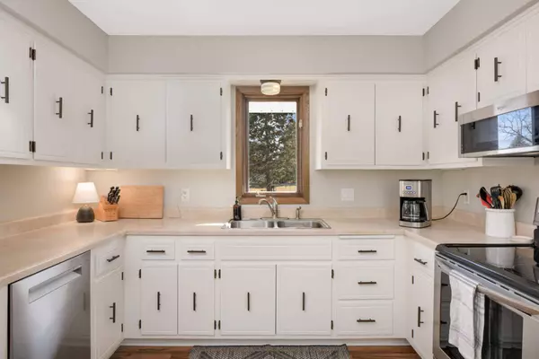 542 Tomlyn AVE, Shoreview, MN 55126