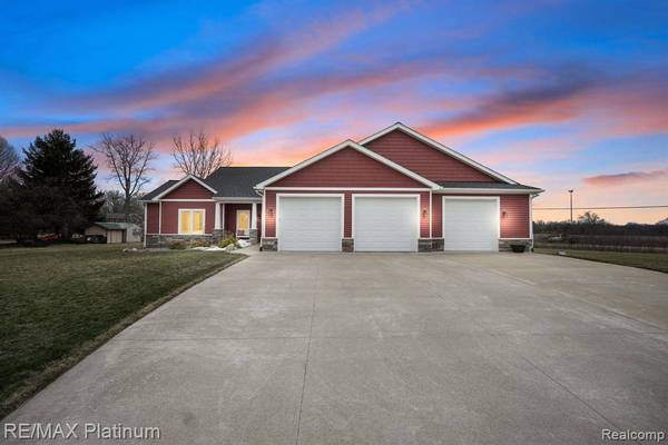 30 CASTLEWOOD Drive, Howell, MI 48855
