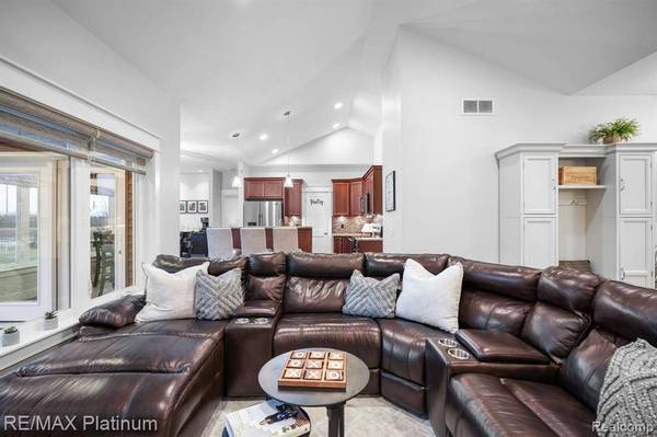 30 CASTLEWOOD Drive, Howell, MI 48855