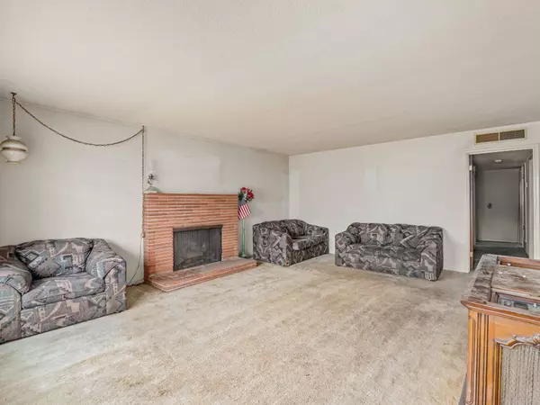 3465 E Lansing WAY, Fresno, CA 93726