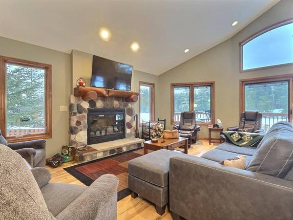 320 MCKINLEY ST E, Eagle River, WI 54521