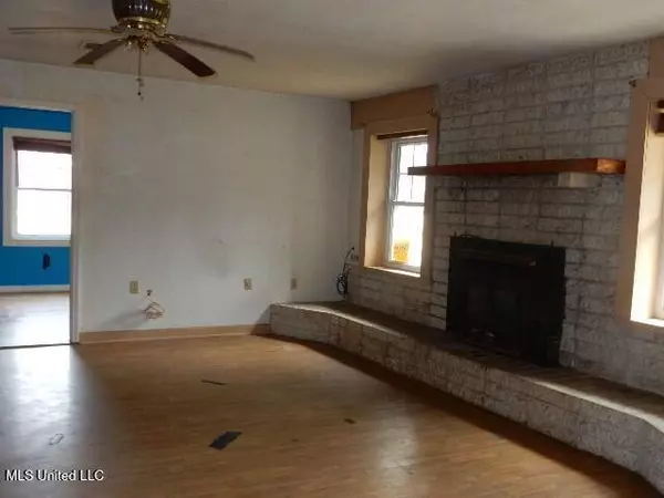 1309 Elks Lake Road, Hattiesburg, MS 39401