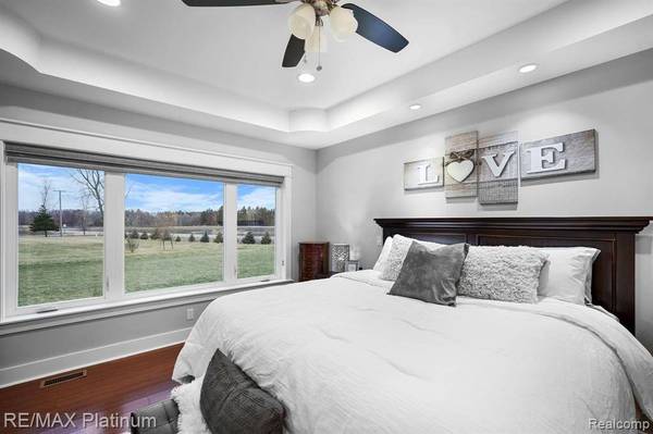 30 CASTLEWOOD Drive, Howell, MI 48855