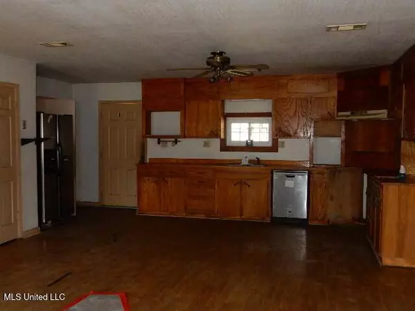 1309 Elks Lake Road, Hattiesburg, MS 39401