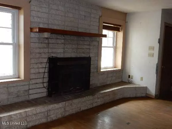 1309 Elks Lake Road, Hattiesburg, MS 39401