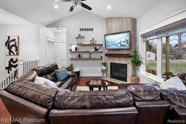 30 CASTLEWOOD Drive, Howell, MI 48855