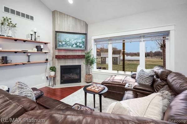 30 CASTLEWOOD Drive, Howell, MI 48855