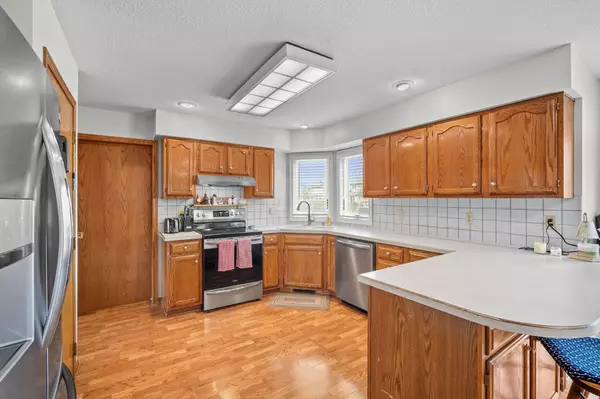 8001 Brookview Drive, Urbandale, IA 50322