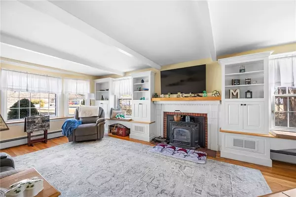 4 Larchwood DR, Cumberland, RI 02864