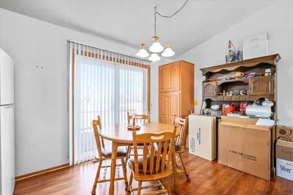 151 Meadows DR, Sugar Grove, IL 60554