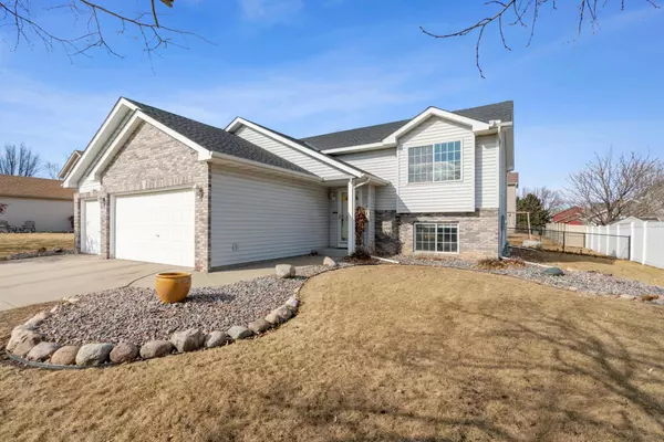 3425 White Oaks LN, Woodbury, MN 55125