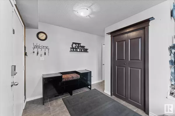 8427 177 ST NW, Edmonton, AB T5T 0P1