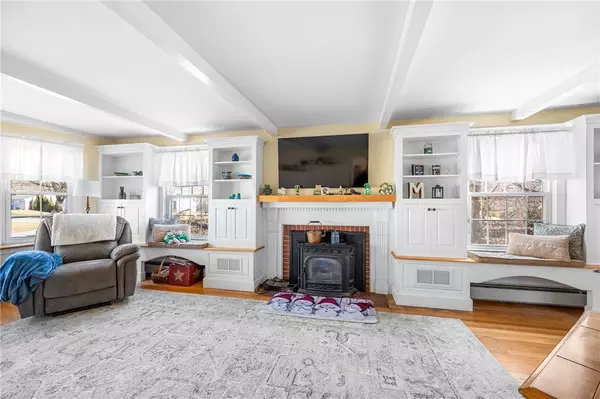 4 Larchwood DR, Cumberland, RI 02864