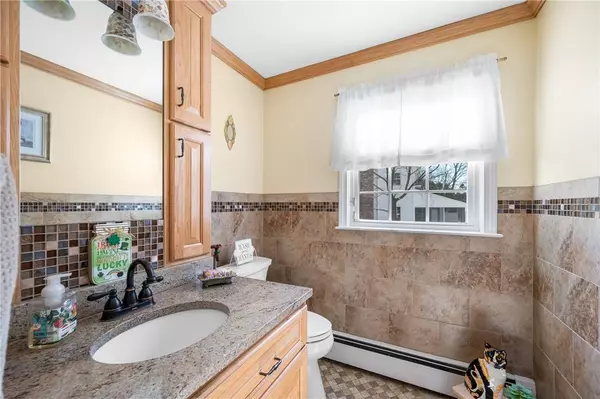 4 Larchwood DR, Cumberland, RI 02864