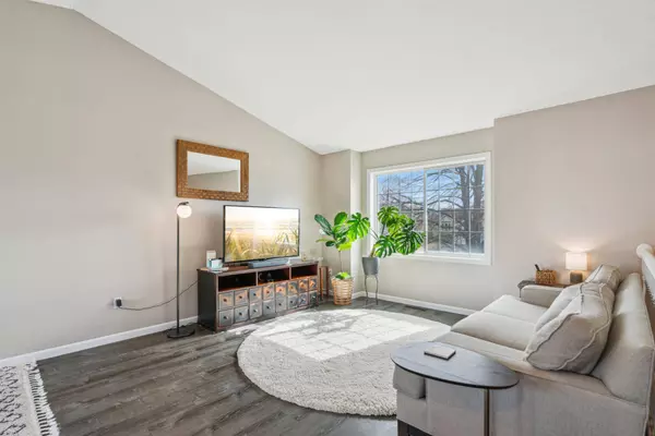 3425 White Oaks LN, Woodbury, MN 55125