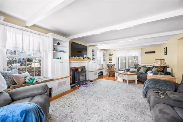 4 Larchwood DR, Cumberland, RI 02864