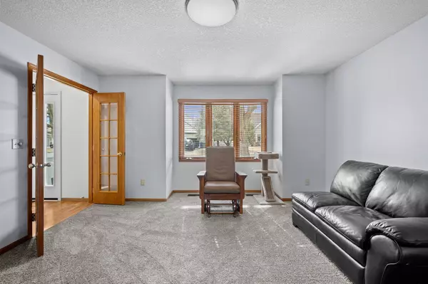 8001 Brookview Drive, Urbandale, IA 50322