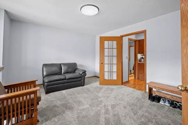 8001 Brookview Drive, Urbandale, IA 50322