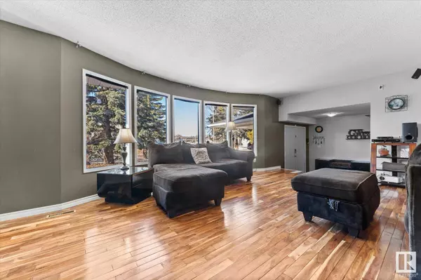 8427 177 ST NW, Edmonton, AB T5T 0P1