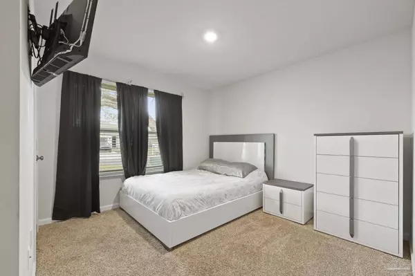 9668 Angel Oak Dr, Pensacola, FL 32526