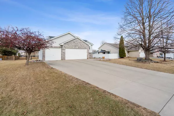 3425 White Oaks LN, Woodbury, MN 55125