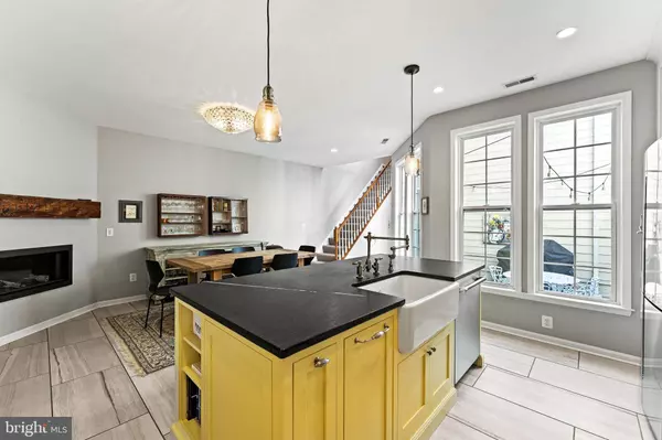 19479 PROMENADE DR, Leesburg, VA 20176