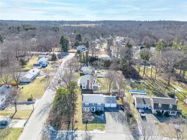 4 Larchwood DR, Cumberland, RI 02864