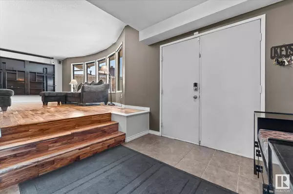 8427 177 ST NW, Edmonton, AB T5T 0P1