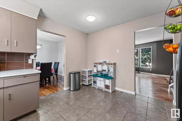 8427 177 ST NW, Edmonton, AB T5T 0P1