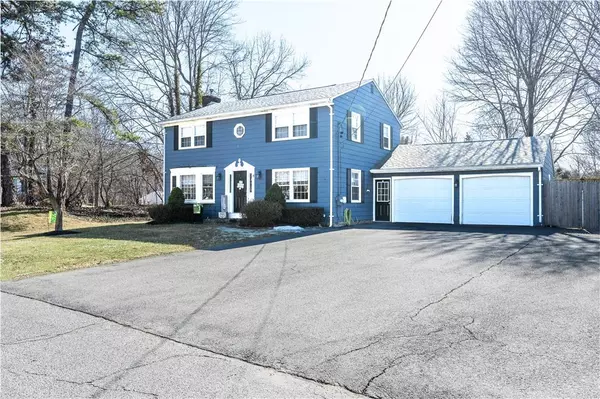 4 Larchwood DR, Cumberland, RI 02864