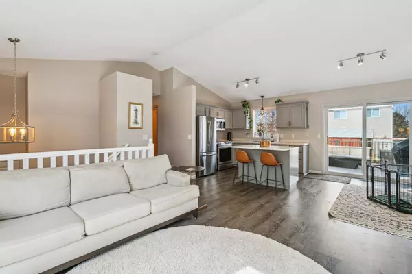 3425 White Oaks LN, Woodbury, MN 55125