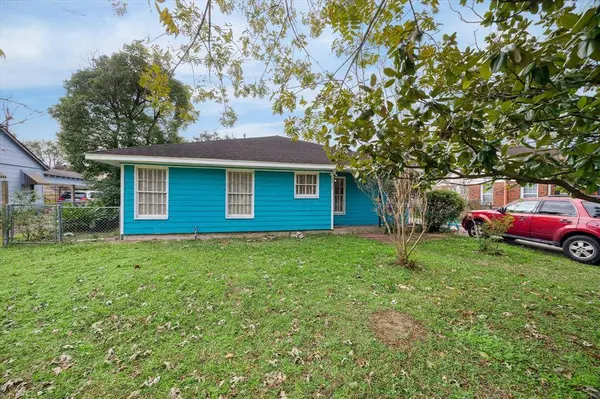 6438 Pinehurst DR, Houston, TX 77023