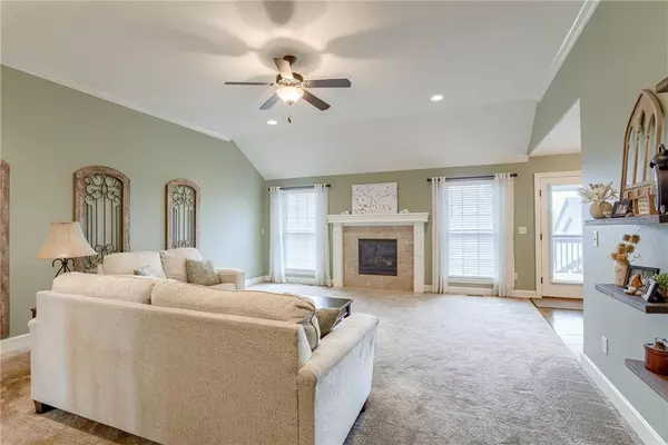 2119 NW Hedgewood DR, Grain Valley, MO 64029