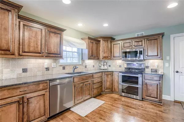 2119 NW Hedgewood DR, Grain Valley, MO 64029