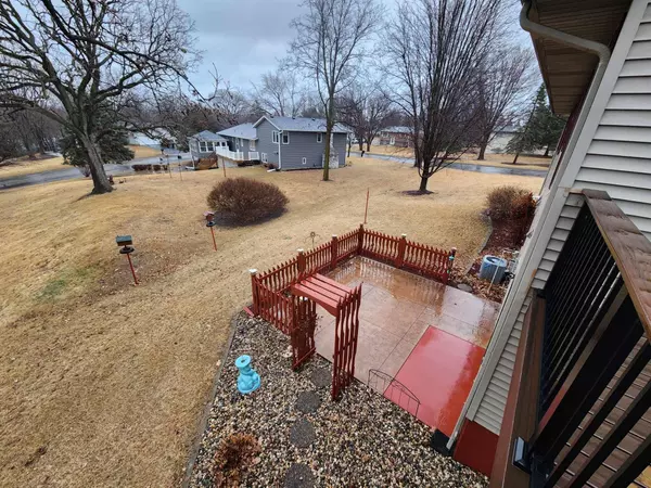 908 Park LN, Belle Plaine, MN 56011